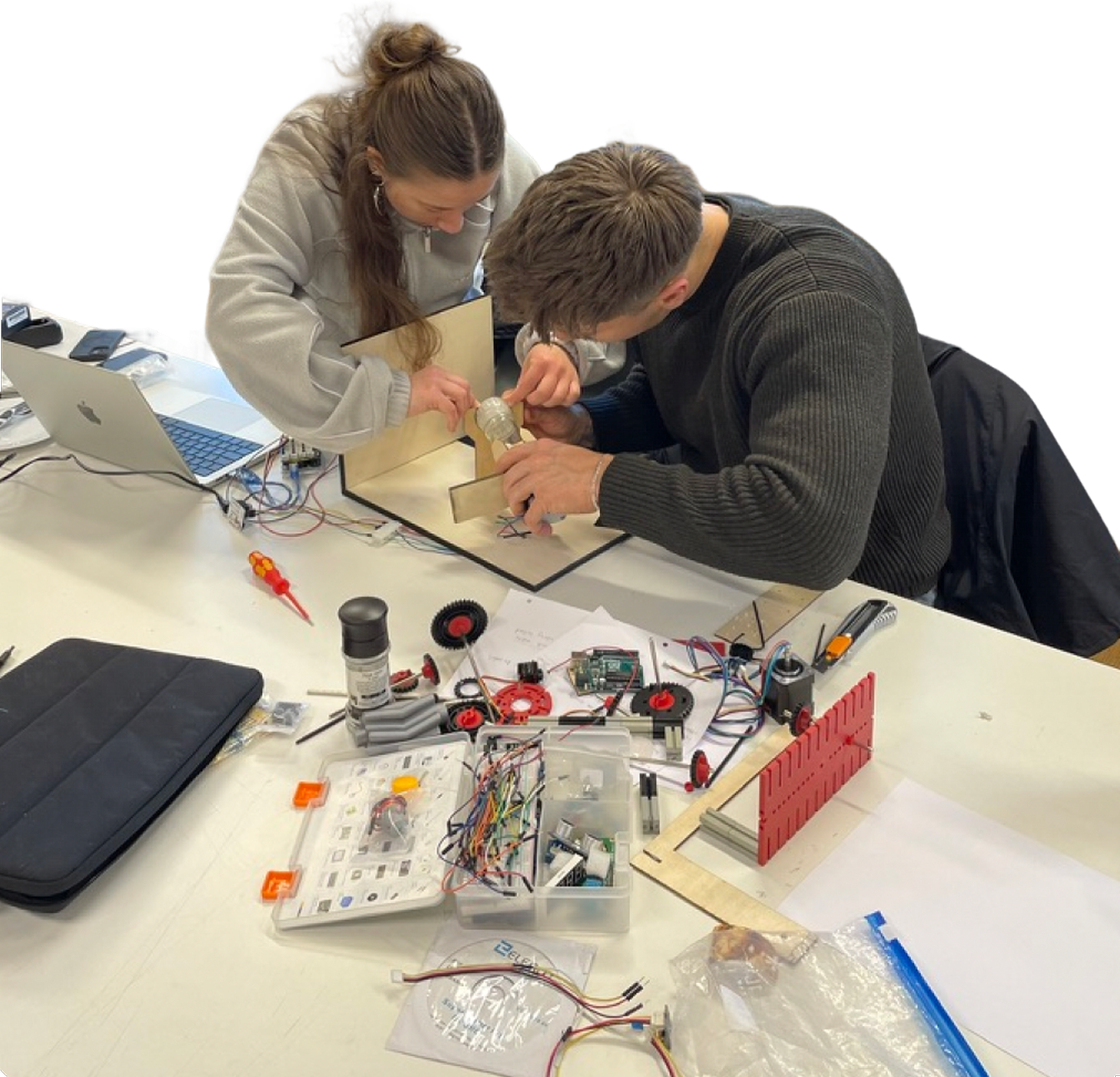 Team beim Aufbau und Löten des Prototypen